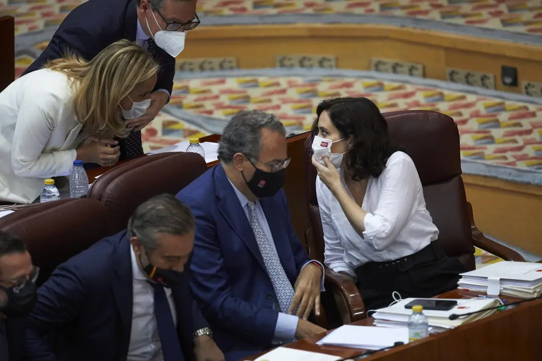 La presidenta en funciones de la Comunidad de Madrid, Isabel D&iacute;az Ayuso, conversa con la consejera de Medio Ambiente, Ordenaci&oacute;n del Territorio y Sostenibilidad, Paloma Mart&iacute;n, tras su intervenci&oacute;n en la segunda sesi&oacute;n del pleno de su investidura en la As