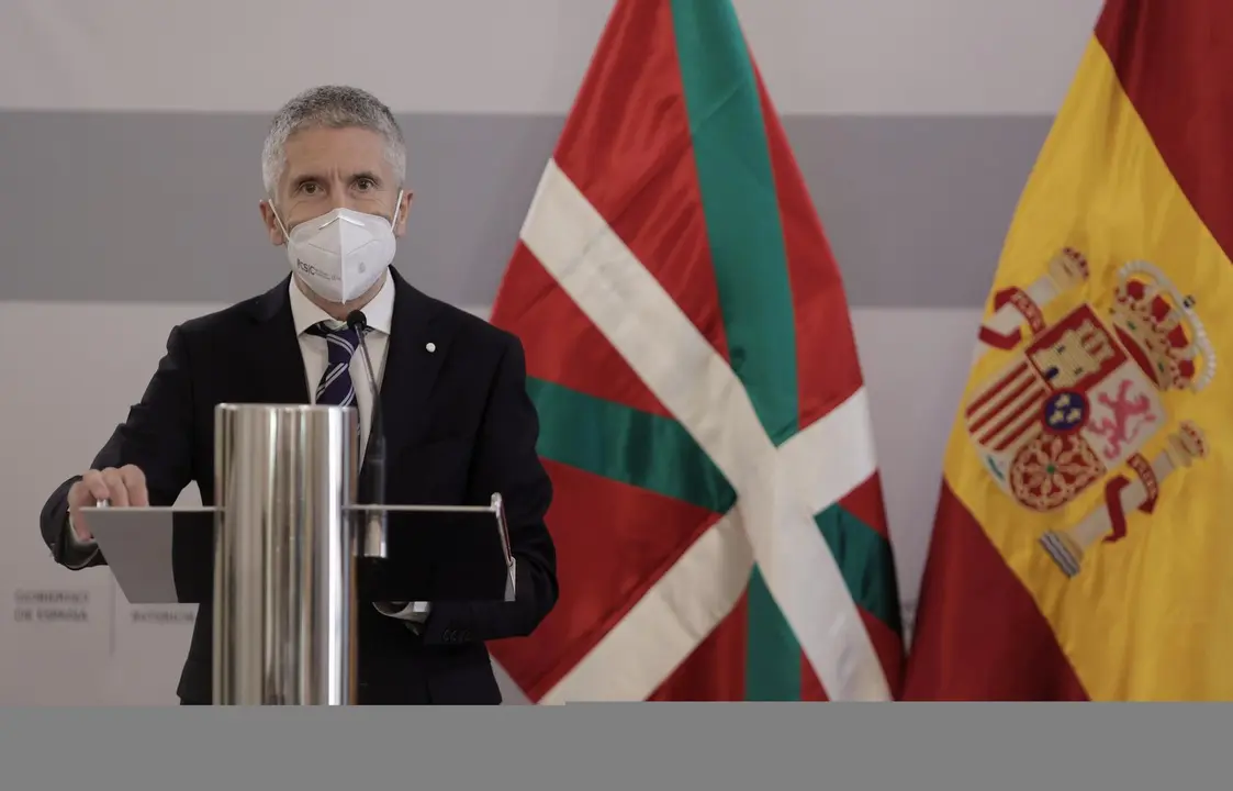 El ministro de Interior, Fernando Grande-Marlaska, ofrece una rueda de prensa tras la reuni&oacute;n de la Junta de Seguridad con el Pa&iacute;s Vasco
