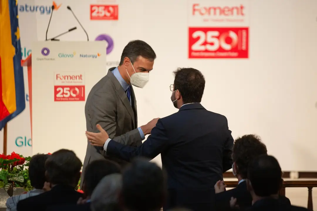 El presidente del Gobierno, Pedro S&aacute;nchez (i) y el president de la Generalitat, Pere Aragon&eacute;s (d), se saludan en un acto el 7 de junio de 2021 en Barcelona
