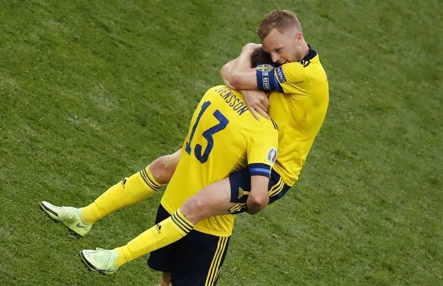 Sebastian Larsson (arriba), de Suecia, y Gustav Svensson, de Suecia, celebran tras ganar el partido de f&uacute;tbol de la ronda preliminar del grupo E de la Eurocopa 2020 entre Suecia y Eslovaquia en San Petersburgo, Rusia, el 18 de junio de 2021. (Rusia, Eslovaquia, Suecia) EFE/EPA/Anton Vaganov / POOL (RESTRICCIONES: S&oacute;lo para fines informativos editoriales. Las im&aacute;genes deben aparecer como im&aacute;genes fijas y no deben emular las secuencias de v&iacute;deo de la acci&oacute;n del partido. Las fotograf&iacute;as que se publiquen en las publicaciones en l&iacute;nea deber&aacute;n tener un intervalo de al menos 20 segundos entre la publicaci&oacute;n).