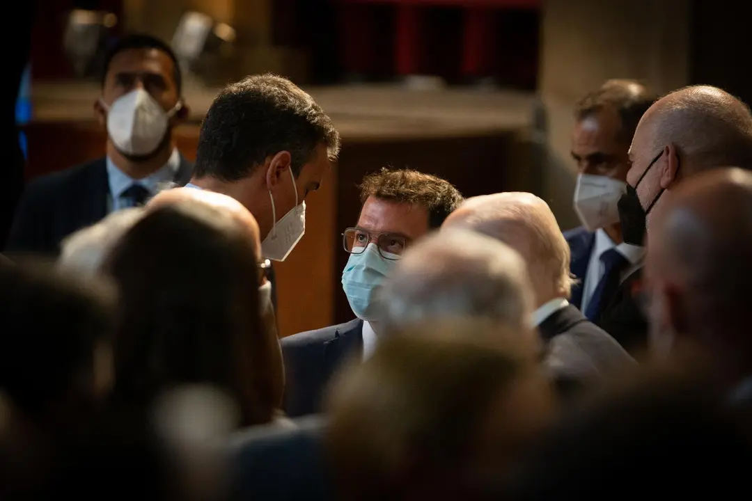 El presidente del Gobierno, Pedro S&aacute;nchez (i) y el president de la Generalitat, Pere Aragon&eacute;s (d), durante la entrega de la medalla del 250 aniversario de Foment del Treball al editor de &lsquo;La Vanguardia&rsquo;, Javier God&oacute;, el 7 de junio de 2021, en Barcelona, C