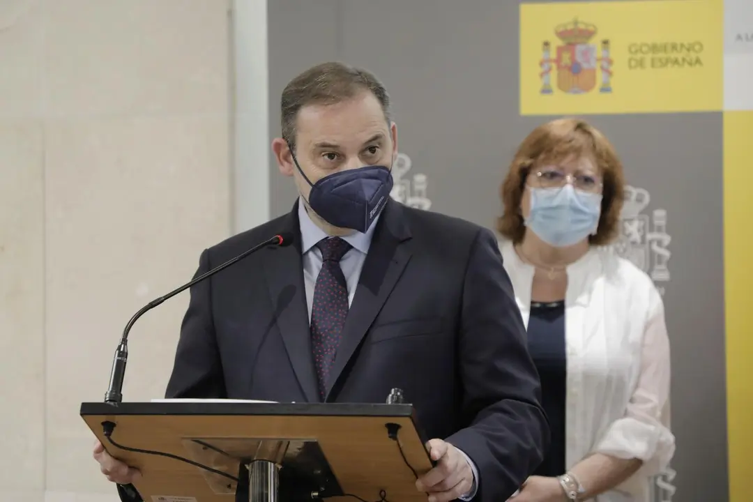 El ministro de Transportes, Movilidad y Agenda Urbana, Jos&eacute; Luis &Aacute;balos, y la delegada del Gobierno en la Comunitat Valenciana, Gloria Calero, durante el acto de firma de unos protocolos de actuaci&oacute;n en Alicante