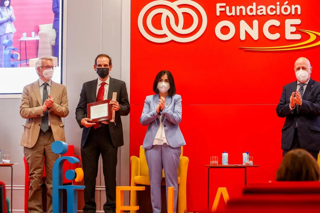 (I-D) El secretario de Estado de Educaci&oacute;n, Alejandro Tiana;  el ganador del XVII Premio FIAPAS, Luis Lassalleta; la ministra de Sanidad, Carolina Darias, y el presidente de FIAPAS, Jos&eacute; Luis Aedo.