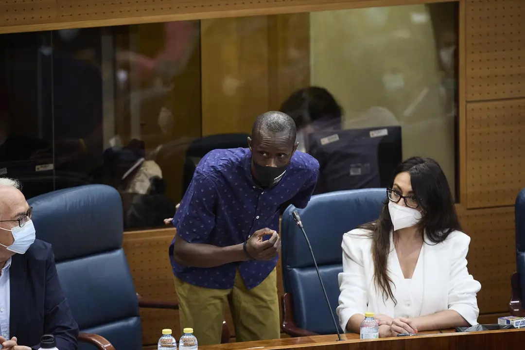 El diputado de Unidas Podemos Serigne Mbay&eacute; responde en la Asamblea de Madrid a la portavoz de Vox, Roc&iacute;o Monasterio, durante la sesi&oacute;n de investidura de Isabel D&iacute;az Ayuso como presidenta de la Comunidad.