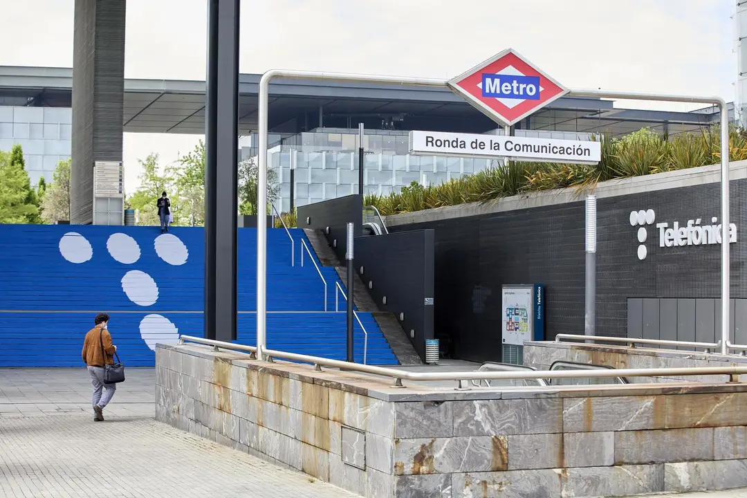 Archivo - Metro al lado del edificio de la sede de Telef&oacute;nica, a 27 de abril de 2021, en Madrid, (Espa&ntilde;a). 