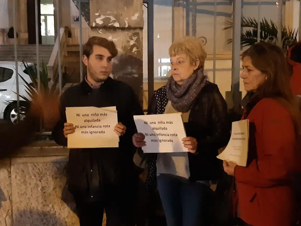 Archivo - Una veintena de personas se concentran frente al IMAS contra los casos de explotaci&oacute;n de menores tutelados en Mallorca.