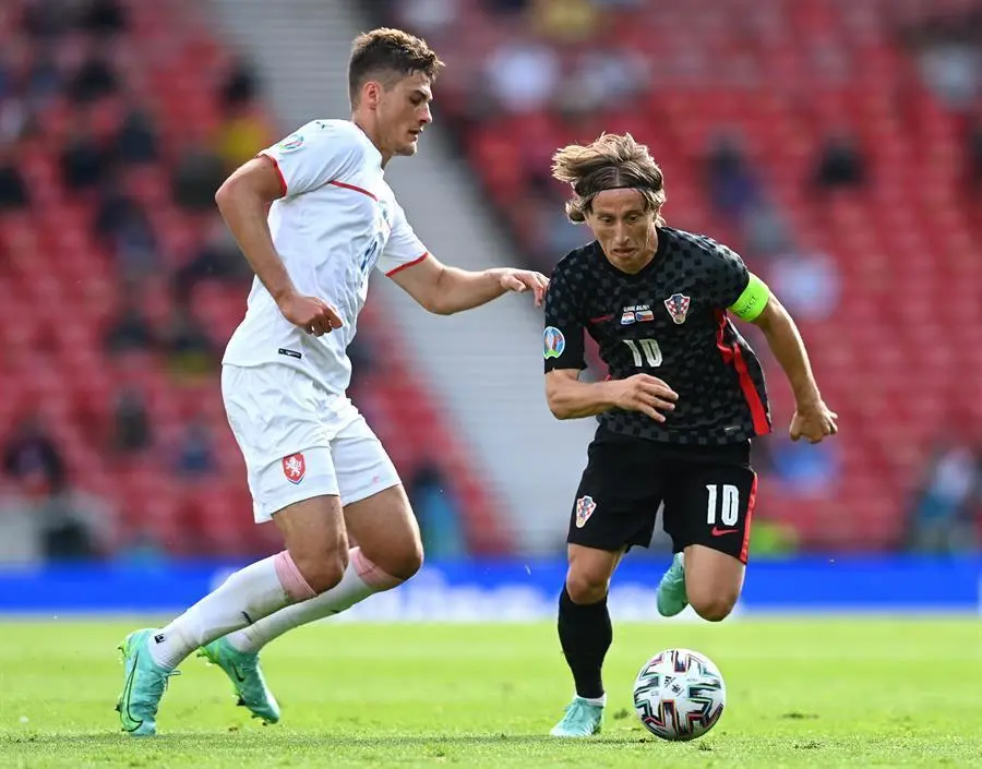 Luka Modric (R) of Croatia in action against Patrik Schick (L) of the Czech Republic during the UEFA EURO 2020 group D preliminary round soccer match between Croatia and the Czech Republic in Glasgow, Britain, 18 June 2021. (Croacia, Rep&uacute;blica Checa, Reino Unido) EFE/EPA/Paul Ellis / POOL (RESTRICTIONS: For editorial news reporting purposes only. Images must appear as still images and must not emulate match action video footage. Photographs published in online publications shall have an interval of at least 20 seconds between the posting.)