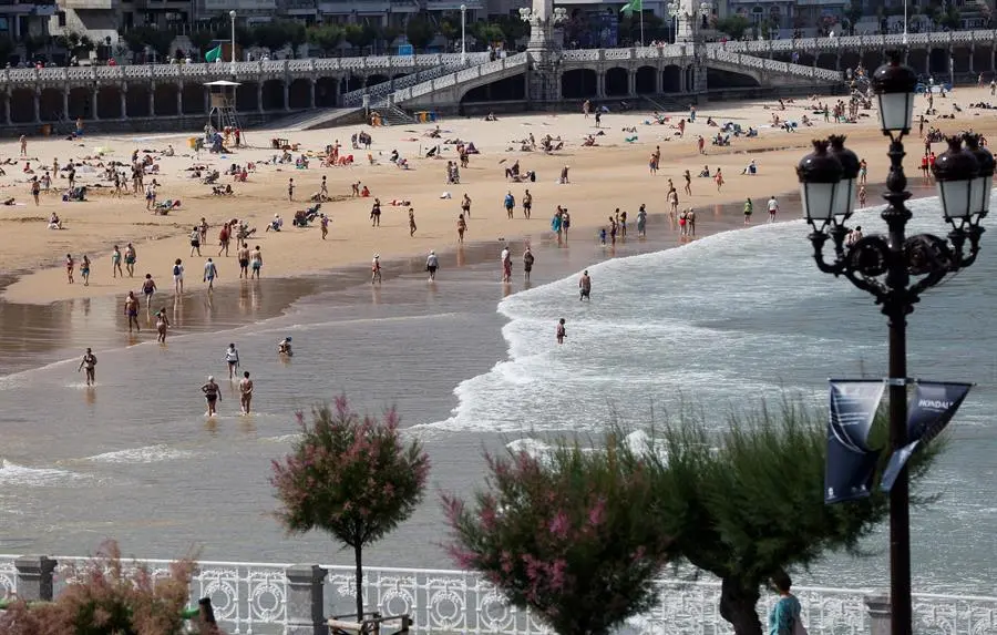 Vista de la playa de La Concha de San Sebasti&aacute;n este martes, en el d&iacute;a del comienzo oficial de la temporada de playas. EFE/Javier Etxezarreta