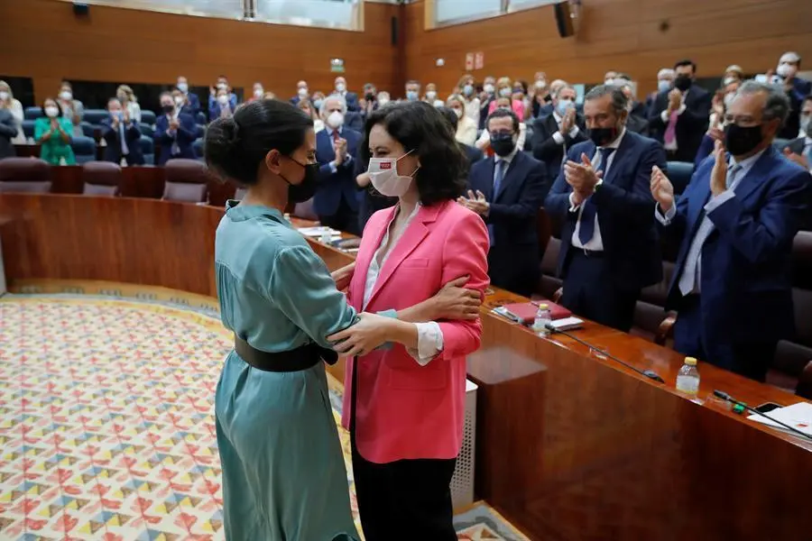 La portavoz de Vox en la Asamblea de Madrid, Roc&iacute;o Monasterio (i) felicita a Isabel D&iacute;az Ayuso (d) tras ser investida presidenta de la Comunidad de Madrid con los votos a favor del PP y Vox y en contra de M&aacute;s Madrid, PSOE y Unidas Podemos, al finalizar la segunda jornada del debate de la sesi&oacute;n de investidura de la XII Legislatura, en la Asamblea. EFE/ Juan Carlos Hidalgo