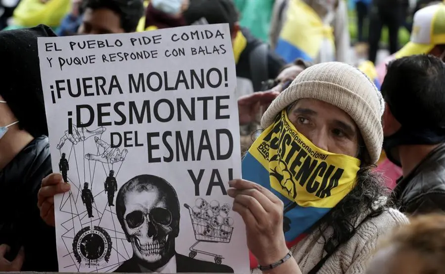 Manifestantes gritan consignas afuera del hotel en el que se encuentran delegados de la CIDH hoy, en Bogot&aacute; (Colombia). El Comit&eacute; Nacional del Paro en Colombia, integrado principalmente por sindicatos, convoc&oacute; una nueva jornada de movilizaciones este mi&eacute;rcoles, mientras la Comisi&oacute;n Interamericana de Derechos Humanos (CIDH) contin&uacute;a su visita de trabajo para observar las violaciones de derechos humanos en el pa&iacute;s. EFE/ Carlos Ortega