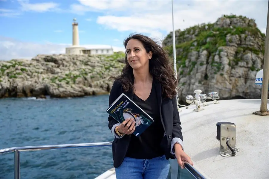 La escritora Mar&iacute;a Oru&ntilde;a posa para los medios de comunicaci&oacute;n durante la presentaci&oacute;n de su libro "Lo que la marea esconde", a bordo de un barco en aguas de la capital c&aacute;ntabra. "Lo que la marea esconde" es la nueva novela de habitaci&oacute;n cerrada de Oru&ntilde;a, que homenajea a cl&aacute;sicos de este g&eacute;nero como Agatha Christie. En esta obra, la teniente Valentina Redondo regresa para esclarecer el extra&ntilde;o asesinato de una de las mujeres m&aacute;s poderosas de Santander en el camarote de una goleta. EFE/ Pedro Puente Hoyos