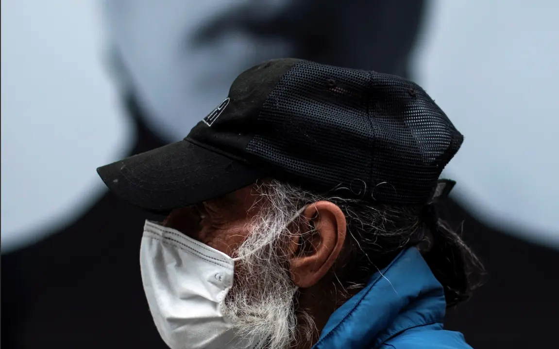 Un hombre camina con mascarilla por una c&eacute;ntrica calle de Ourense, este viernes. El presidente del Gobierno, Pedro S&aacute;nchez, ha anunciado este viernes que la pr&oacute;xima semana habr&aacute; un Consejo de Ministros extraordinario en el que se decidir&aacute; que la mascarilla a causa de la pandemia de coronavirus deje de ser obligatoria en espacios al aire libre a partir del s&aacute;bado 26 de junio. EFE/ Brais Lorenzo