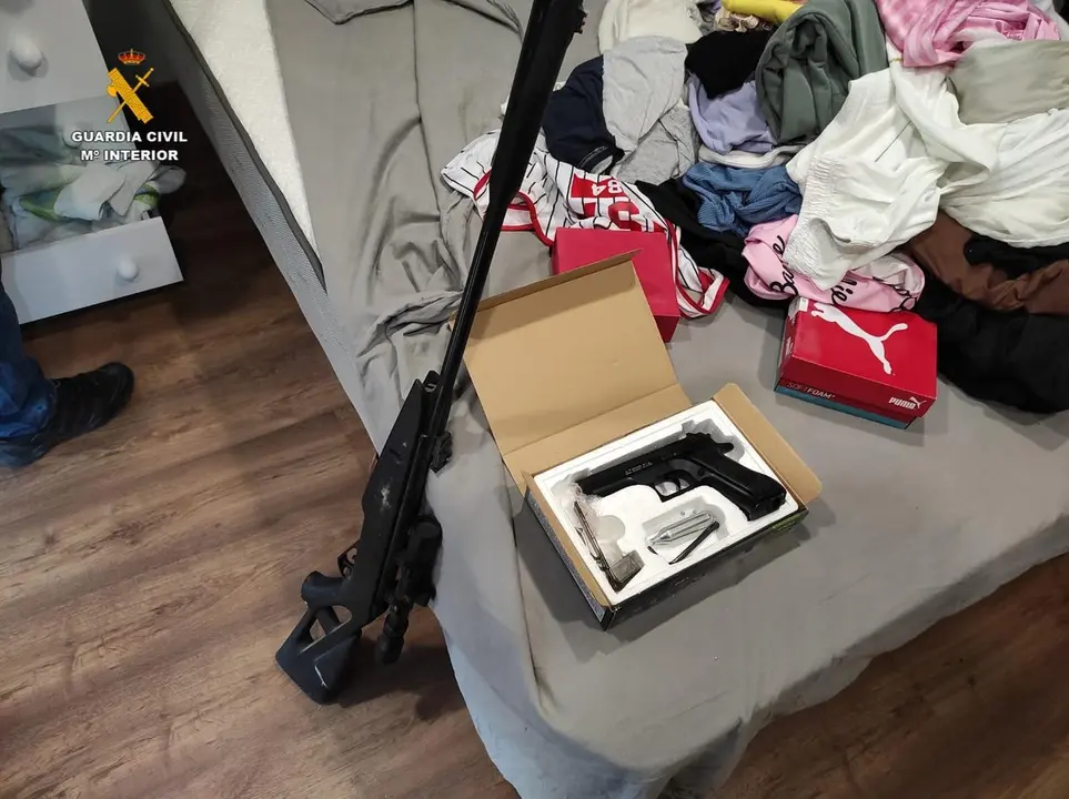 Pistola intervenida durante la operaci&oacute;n.