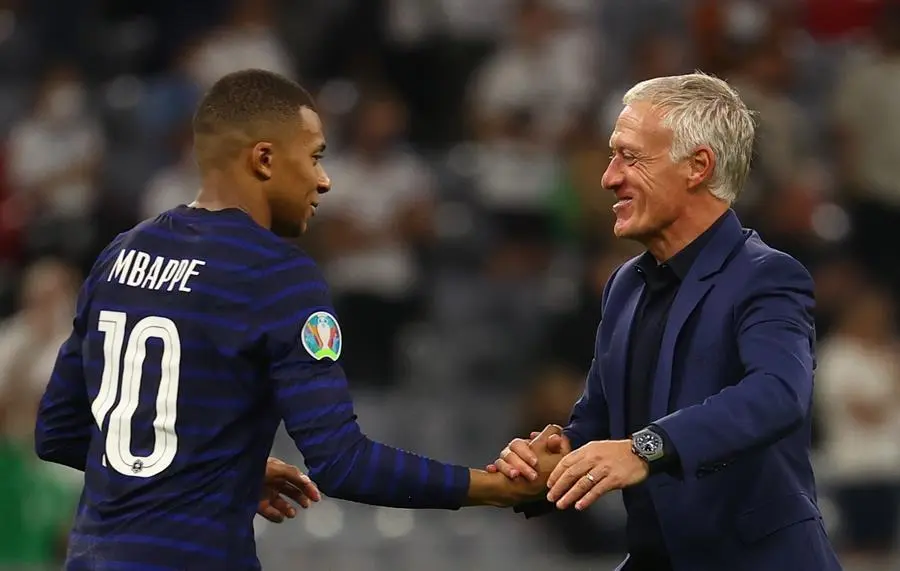 El seleccionador de Francia, Didier Deschamps (d), interact&uacute;a con su delantero Kylian Mbappe tras el pitido final del partido de f&uacute;tbol de la ronda preliminar del grupo F de la Eurocopa 2020 entre Francia y Alemania en M&uacute;nich, Alemania, el 15 de junio de 2021. (Francia, Alemania) EFE/EPA/Kai Pfaffenbach