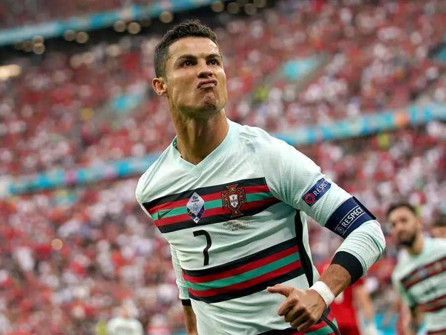 Cristiano Ronaldo de Portugal celebra tras marcar ante Hungr&iacute;a durante el partido del Grupo F de la Eurocopa 2020 que Hungr&iacute;a y Portugal disputan hoy en Budapest, Hungr&iacute;a, 15 Junio 2021. (Hungr&iacute;a) EFE/EPA/Bernadett Szabo / POOL