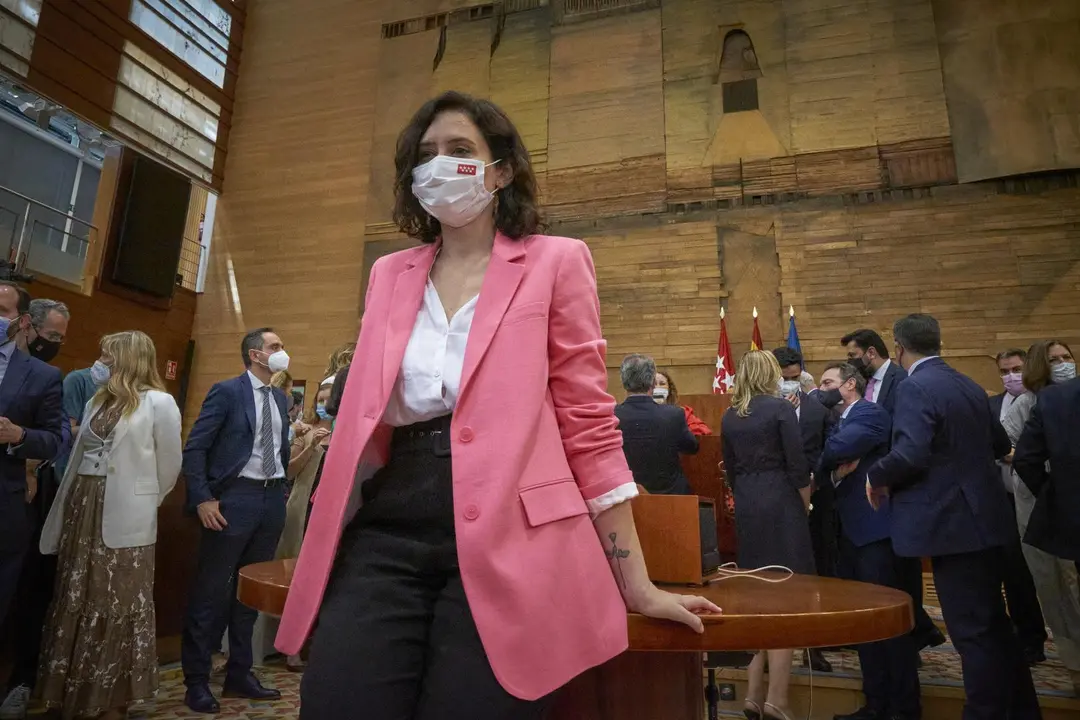 La presidenta en funciones de la Comunidad de Madrid, Isabel D&iacute;az Ayuso, posa tras informar de la formaci&oacute;n de su nuevo equipo de gobierno.