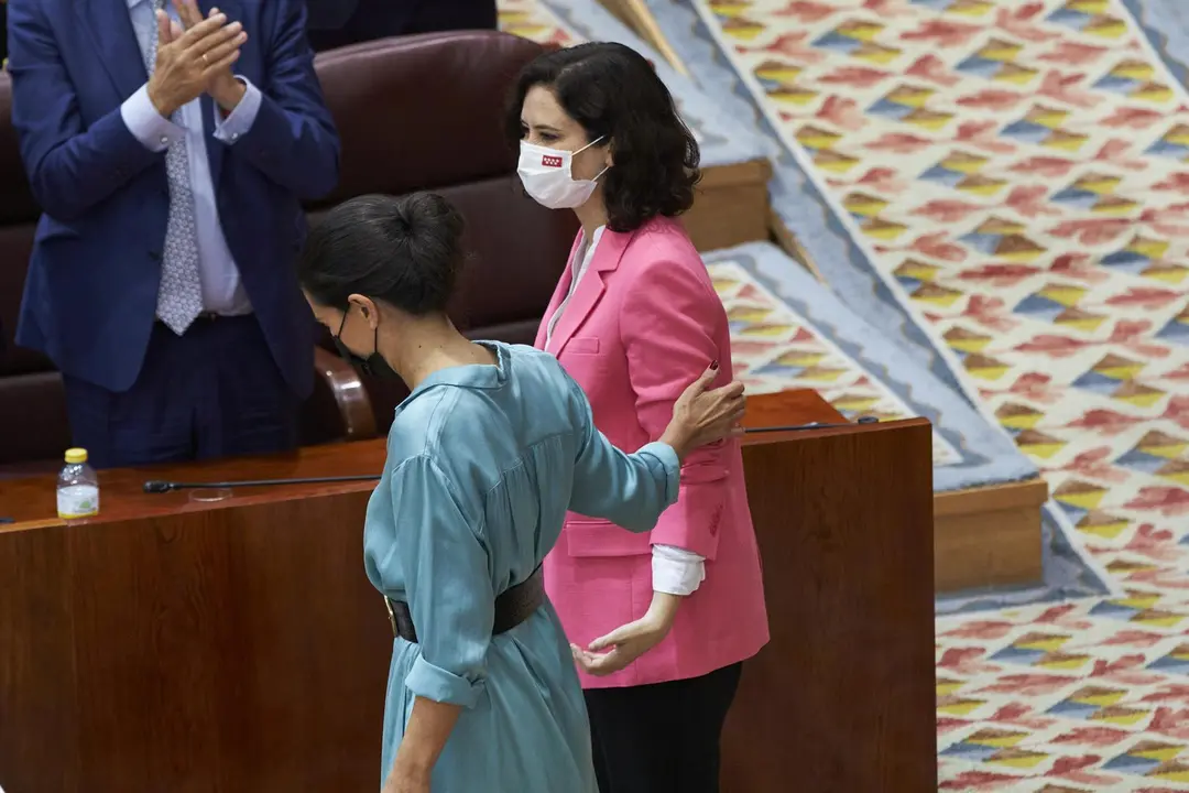 La candidata de Vox a las elecciones de la Comunidad de Madrid, Roc&iacute;o Monasterio, se dirige a la presidenta en funciones de la Comunidad de Madrid, Isabel D&iacute;az Ayuso.