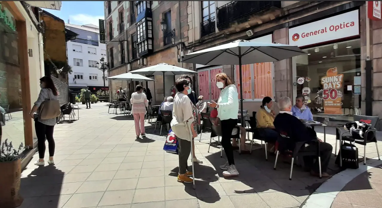 Varias personas con mascarilla en una terraza del centro de Torrelavega. / S. D&iacute;az