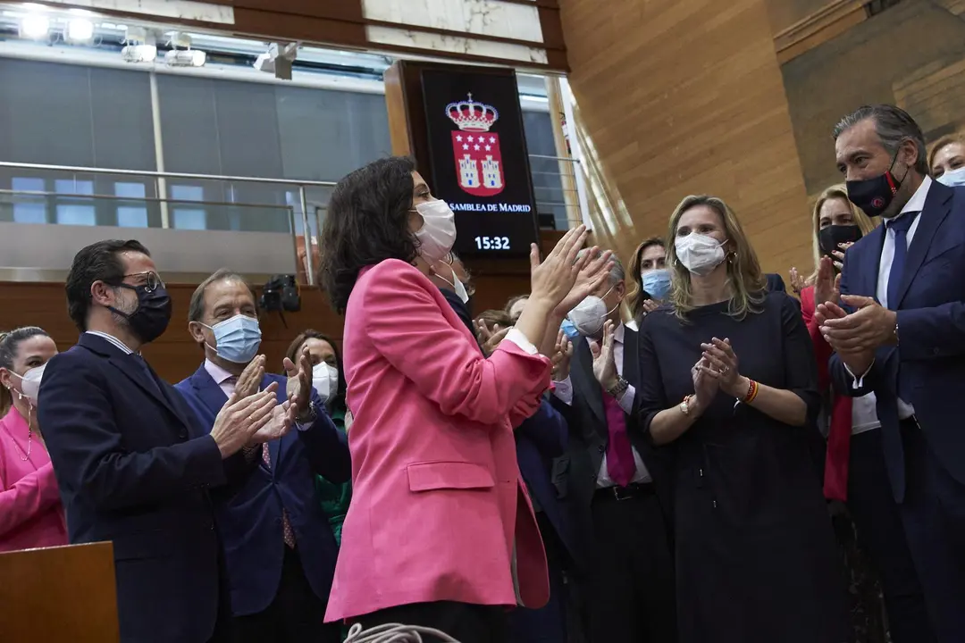 Isabel D&iacute;az Ayuso rodeada de los consejeros de su gobierno