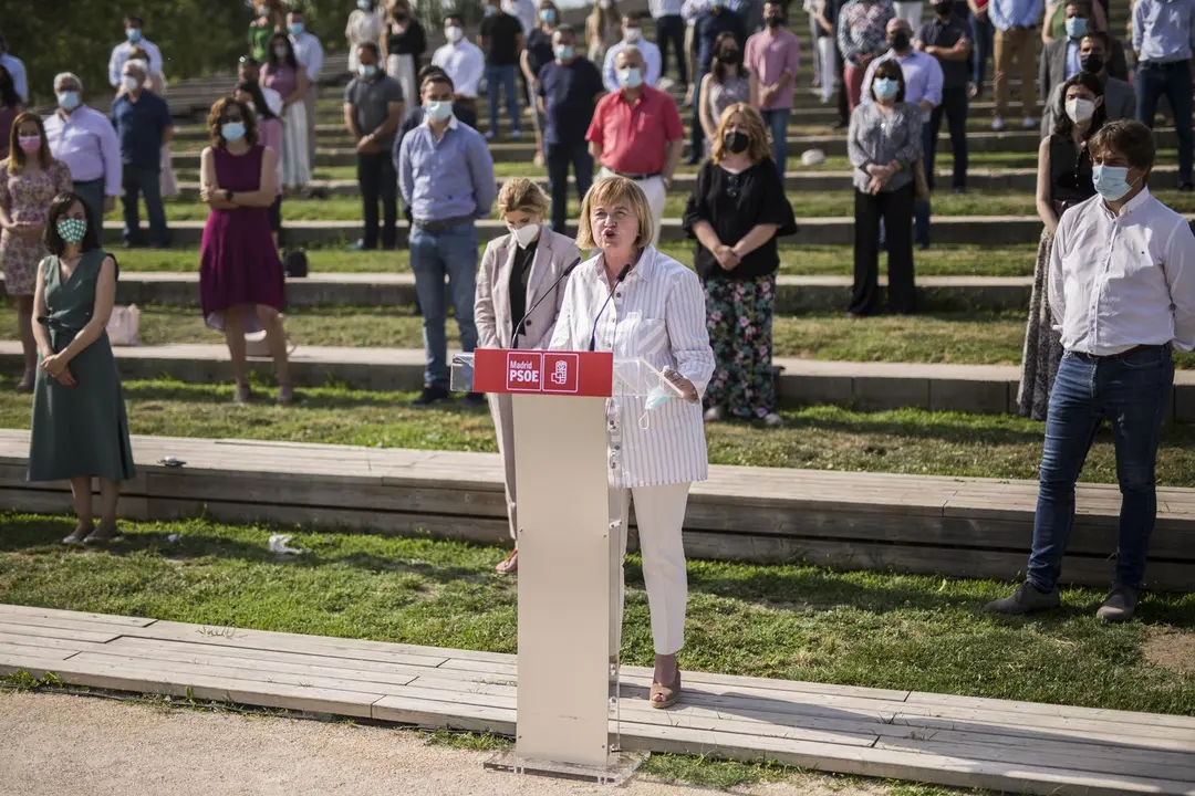 La presidenta de la gestora del PSOE-M, Isaura Leal, interviene en una comparecencia.