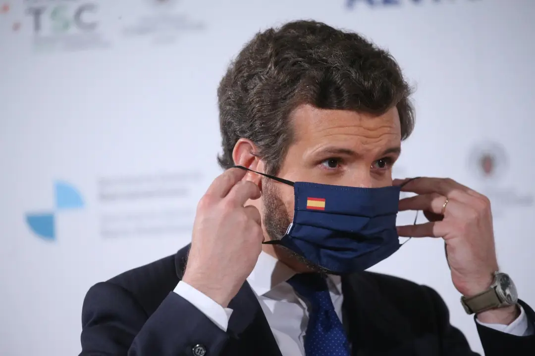 Archivo - El l&iacute;der del PP, Pablo Casado, se coloca la mascarilla en la segunda jornada del IV Congreso Iberoamericano, a 18 de mayo de 2021, en el CaixaForum, Madrid, (Espa&ntilde;a). En este encuentro, que comenz&oacute; ayer y finaliza hoy, expertos y representantes 