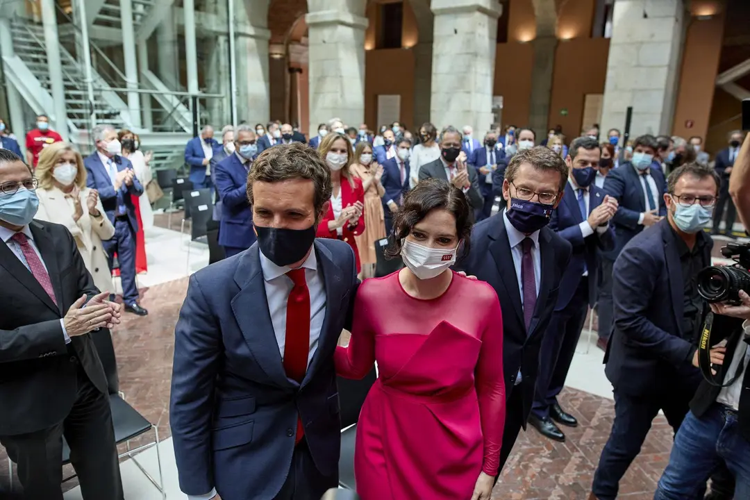 El presidente del PP, Pablo Casado y la presidenta de la Comunidad de Madrid, Isabel D&iacute;az Ayuso, en el acto de toma de posesi&oacute;n de la presidenta de la Comunidad de Madrid, en la Real Casa de Correos de la Puerta del Sol, a 19 de junio de 2021. 