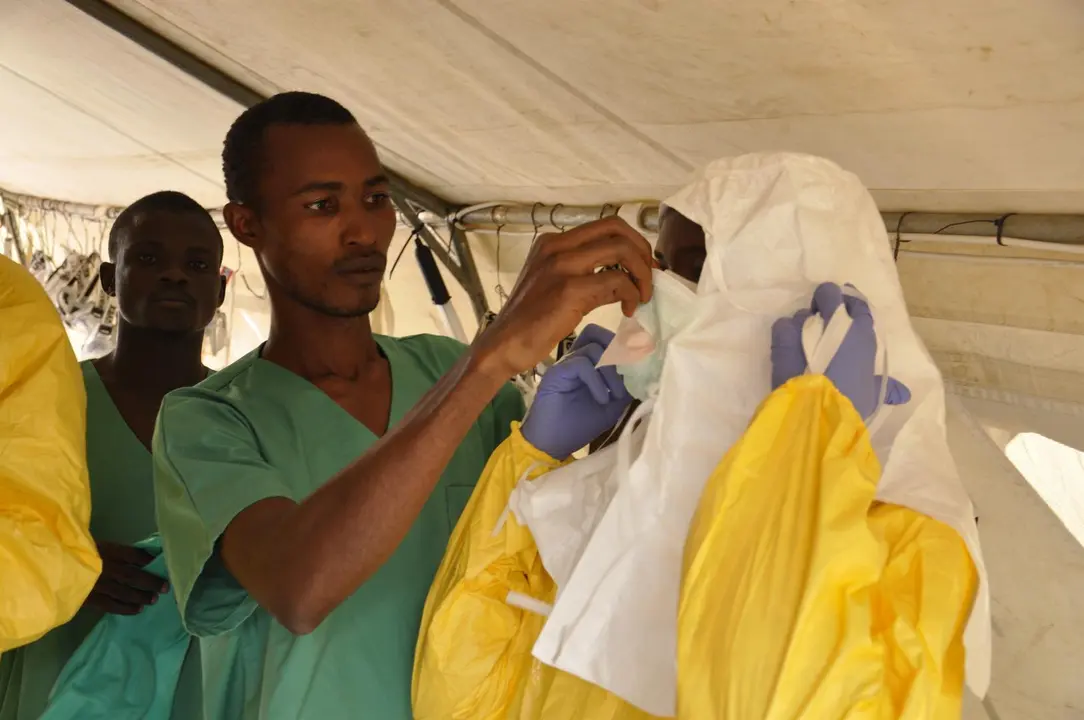 Archivo - Miembros del equipo m&eacute;dico de MSF se preparan para atender a pacientes de &eacute;bola