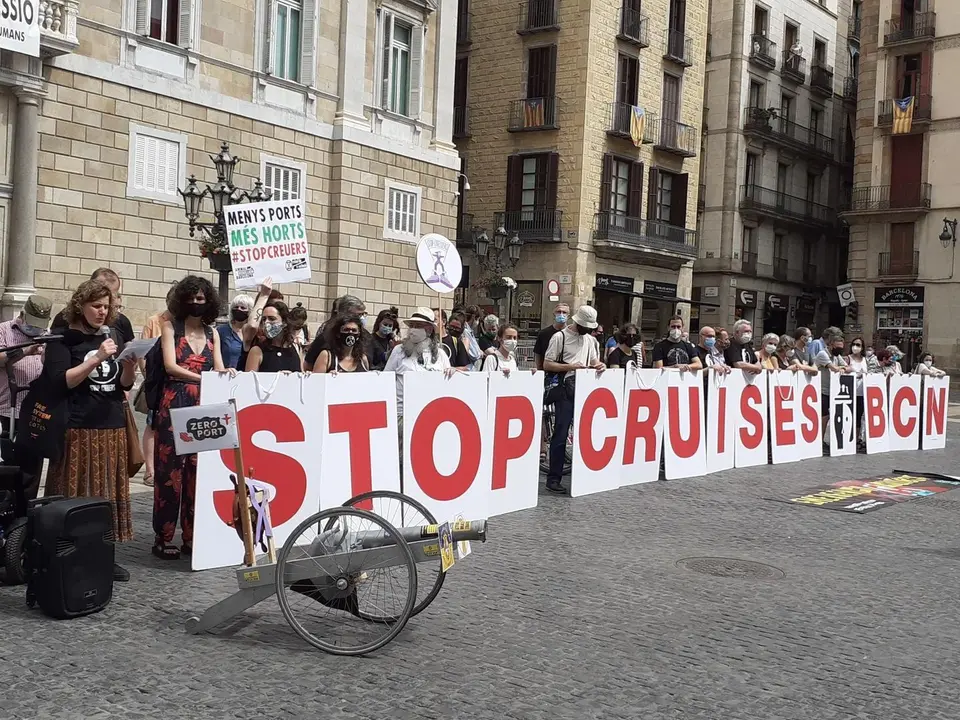 Concentraci&oacute;n en Barcelona en contra de la reactivaci&oacute;n de los cruceros