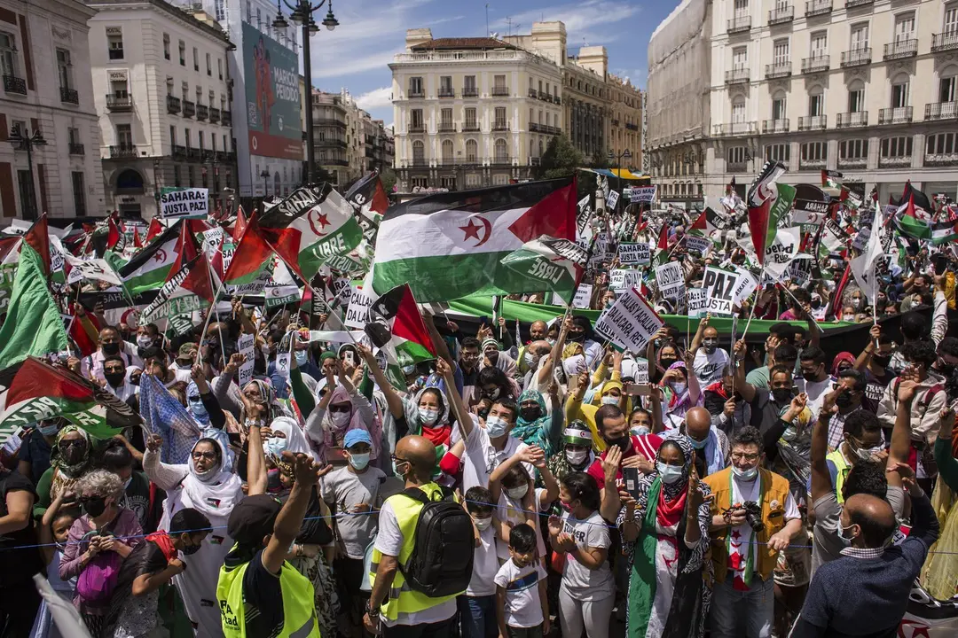 Decenas de personas participan, en una manifestaci&oacute;n por la libertad del Pueblo Saharaui, en Puerta del Sol, a 19 de junio de 2021, en Madrid (Espa&ntilde;a).
