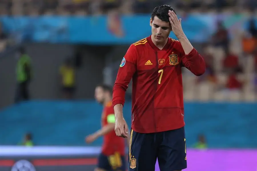 El delantero de la selecci&oacute;n espa&ntilde;ola &Aacute;lvaro Morata, durante el partido del grupo E de la Eurocopa 2020 ante Suecia que disputan este lunes en el estadio de La Cartuja, en Sevilla. EFE/Kiko Huesca