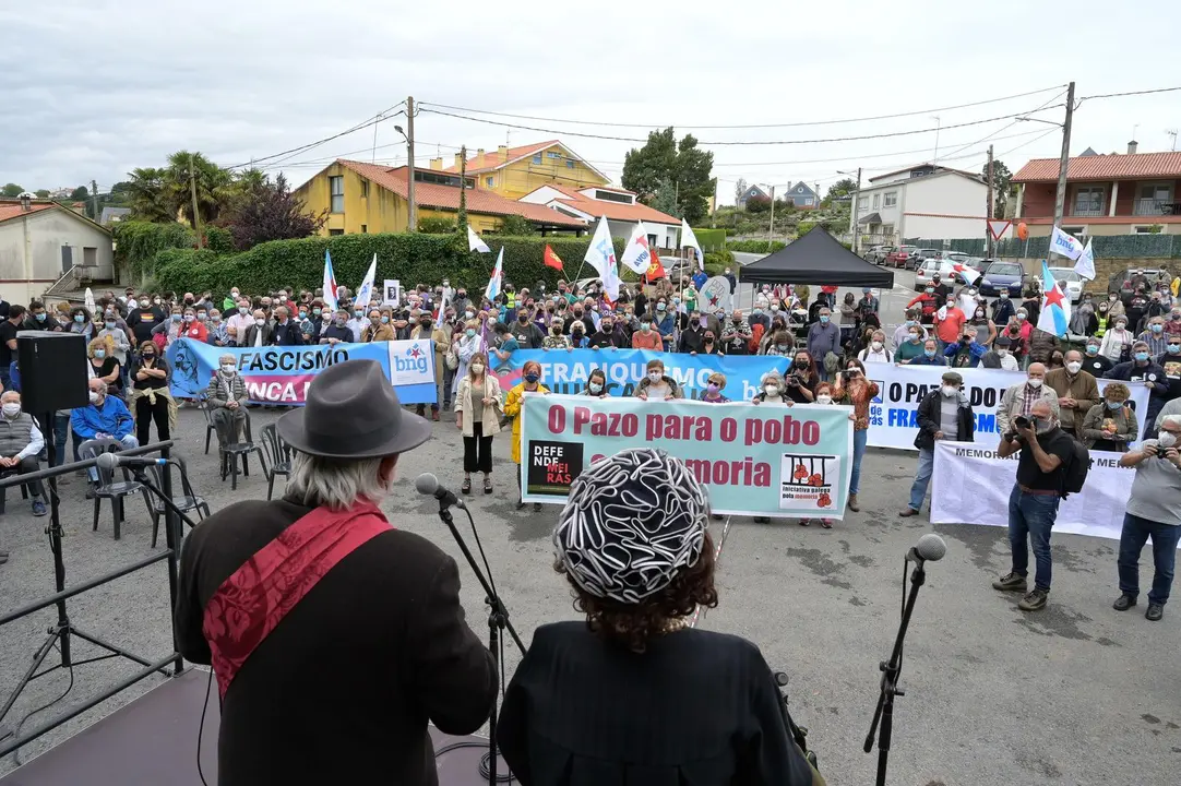 Decenas de personas con pancartas, participan en una marcha c&iacute;vica por las inmediaciones del Pazo de Meir&aacute;s, a 19 de junio de 2021, en Sada, A Coru&ntilde;a (Galicia). La propiedad fue restituida por sentencia judicial al Estado tras 82 a&ntilde;os de ocupaci&oacute;n por Fra