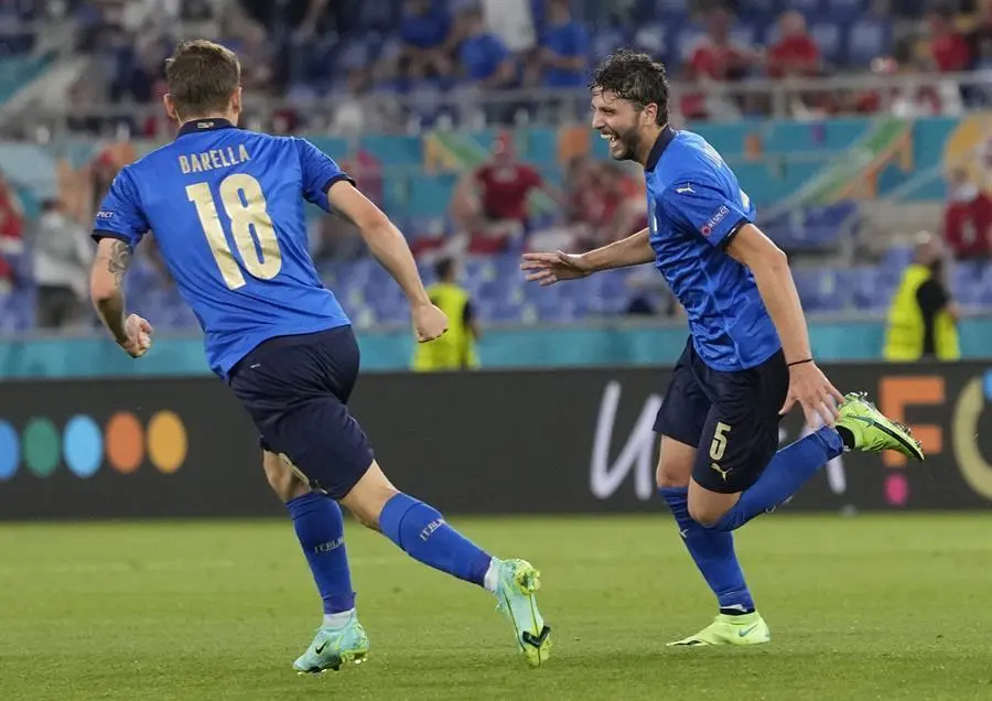 Manuel Locatelli (R) de Italia celebra con sus compa&ntilde;eros despu&eacute;s de marcar el segundo gol de su equipo durante el partido de f&uacute;tbol de la ronda preliminar del grupo A de la Eurocopa 2020 entre Italia y Suiza en Roma, Italia, el 16 de junio de 2021. (Italia, Suiza, Roma) EFE/EPA/Alessandra Tarantino