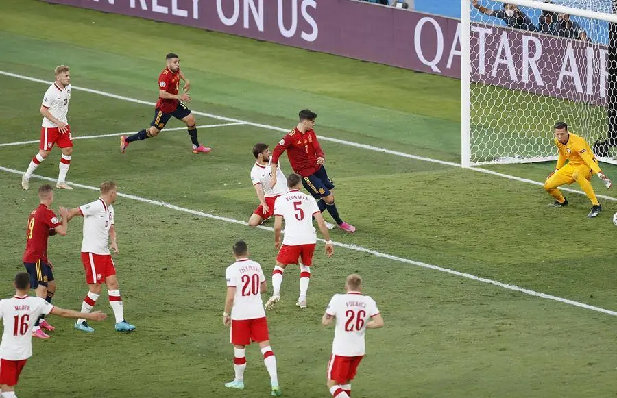&Aacute;lvaro Morata (2-R, arriba) de Espa&ntilde;a marca el primer gol de su equipo durante el partido de f&uacute;tbol de la ronda preliminar del grupo E de la Eurocopa 2020 entre Espa&ntilde;a y Polonia en Sevilla, Espa&ntilde;a, 19 de junio de 2021. (Polonia, Espa&ntilde;a, Sevilla) EFE/EPA/Jose Manuel Vidal / POOL (RESTRICCIONES: S&oacute;lo para fines informativos editoriales. Las im&aacute;genes deben aparecer como im&aacute;genes fijas y no deben emular las secuencias de v&iacute;deo de la acci&oacute;n del partido. Las fotograf&iacute;as que se publiquen en las publicaciones en l&iacute;nea deber&aacute;n tener un intervalo de al menos 20 segundos entre la publicaci&oacute;n).

Traducci&oacute;n realizada con la versi&oacute;n gratuita del traductor www.DeepL.com/Translator