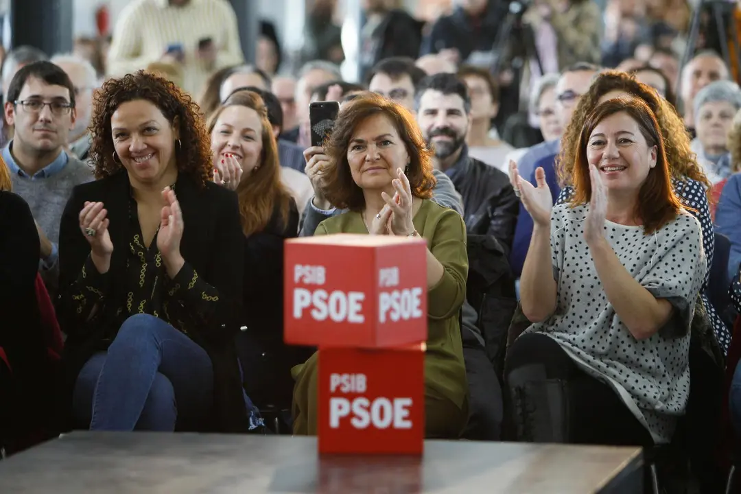 Archivo - La vicepresidenta del Gobierno, Carmen Calvo, y la presidenta del Govern, Francina Armengol.  Archivo.