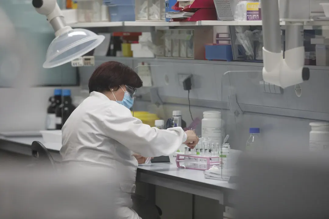 Archivo - Una trabajadora de la f&aacute;brica de Reig Jofre en el laboratorio, en Barcelona