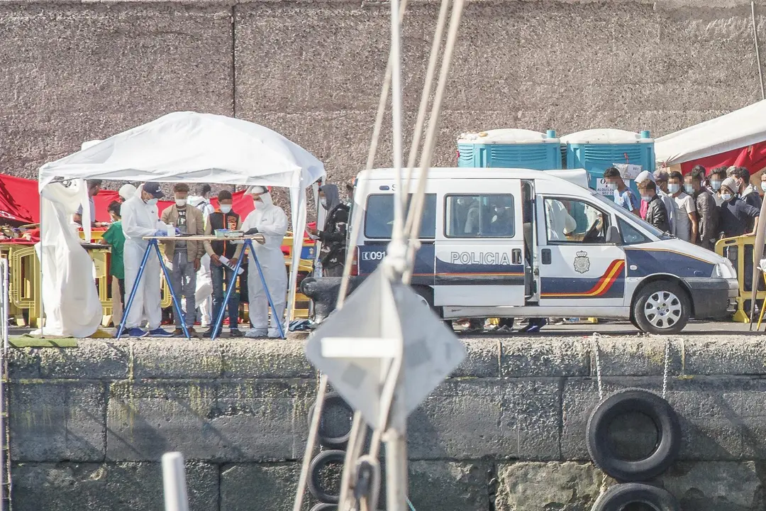 Archivo - Varios inmigrantes son atendidos por personal sanitario en el Muelle de Arguinegu&iacute;n, en Gran Canaria, Canarias (Espa&ntilde;a), a 18 de noviembre de 2020. 