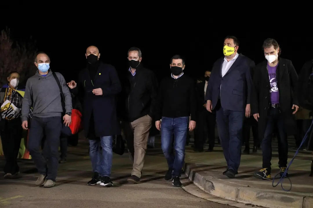 Archivo - (i-d) El exconseller de JxCat, Jordi Turull, el exconseller de Exteriores, Ra&uuml;l Romeva, el exconseller de Interior de la Generalitat Joaquim Forn, el expresidente de la ANC y exdiputado de JxCat, Jordi S&agrave;nchez, el l&iacute;der de ERC Oriol Junqueras y 