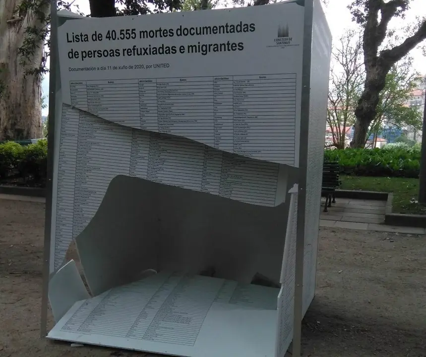 Da&ntilde;os en la exposici&oacute;n dedicada a las personas migrantes en la Alameda de Santiago de Compostela.