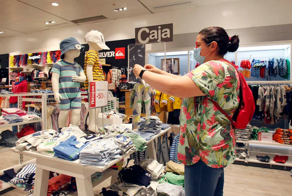 Una mujer ojea las rebajas de verano, ropa, complementos en el Corte Ingles de Santander. / HARDY