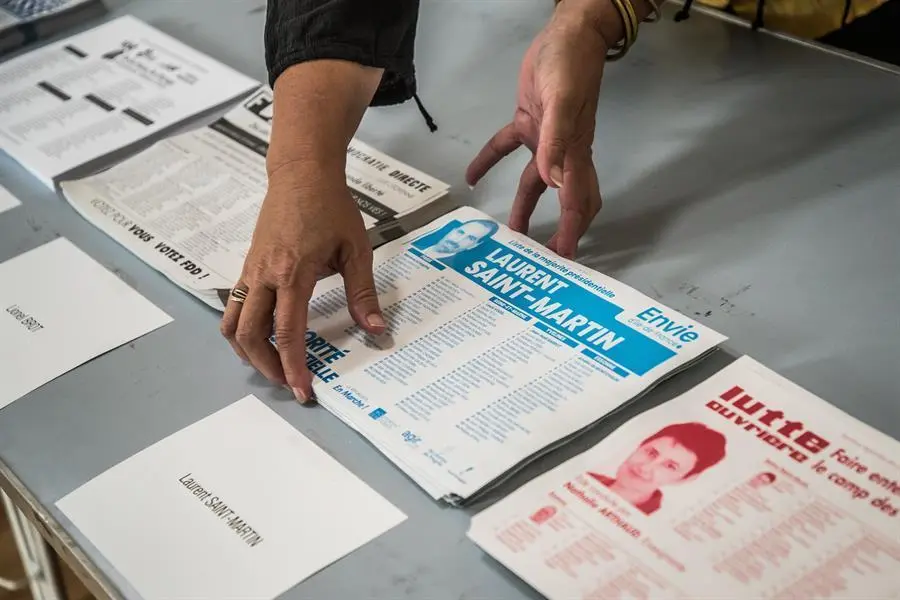 Un interventor ordena las papeletas en un colegio electoral durante la primera vuelta de las Elecciones Regionales de 2021 en Par&iacute;s, Francia, el 20 de junio de 2021. Las elecciones regionales francesas tendr&aacute;n lugar los d&iacute;as 20 y 27 de junio de 2021. (Elecciones, Francia) EFE/EPA/CHRISTOPHE PETIT TESSON