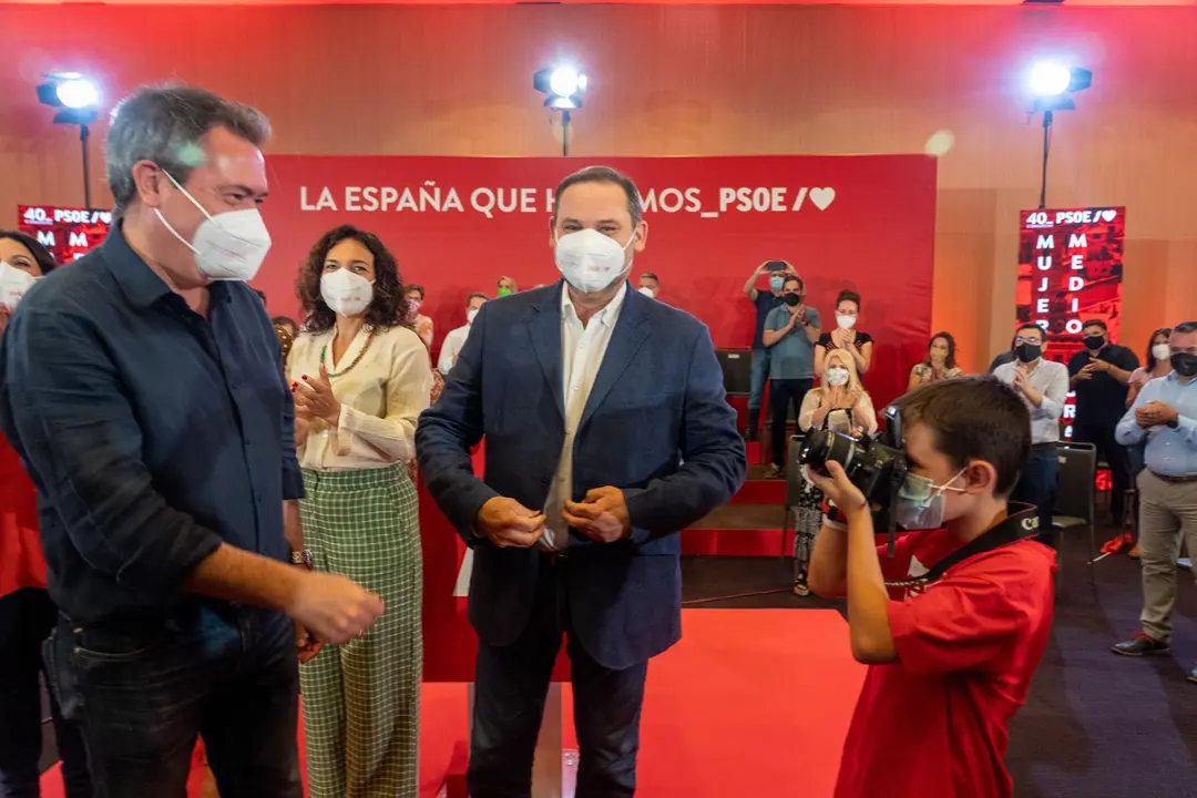 El secretario de Organizaci&oacute;n del PSOE y ministro de Transporte, Movilidad y Agenda Urbana, Jos&eacute; Luis &Aacute;balos (c), y el candidato del PSOE-A a la presidencia de la Junta de Andaluc&iacute;a y alcalde de Sevilla, Juan Espadas (c), en un acto en Sevilla