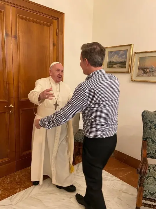 Una de las im&aacute;genes difundidas por Juan Carlos Cruz en su Twitter de su reuni&oacute;n con el Papa