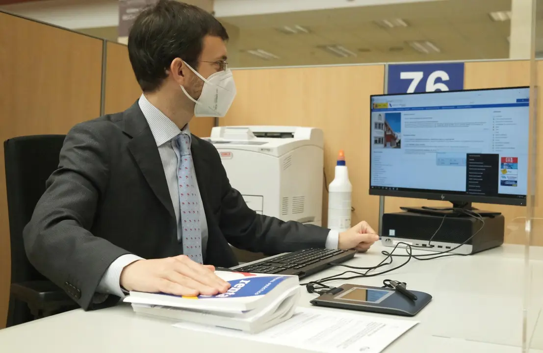 Un empleado trabaja en una oficina de la Agencia Tributaria, a 2 de junio de 2021, en Guzm&aacute;n el Bueno, Madrid, (Espa&ntilde;a). Las oficinas, que siguen afectadas por las medidas sanitarias de reducci&oacute;n de aforos y mantenimiento de distancias de seguridad en zon