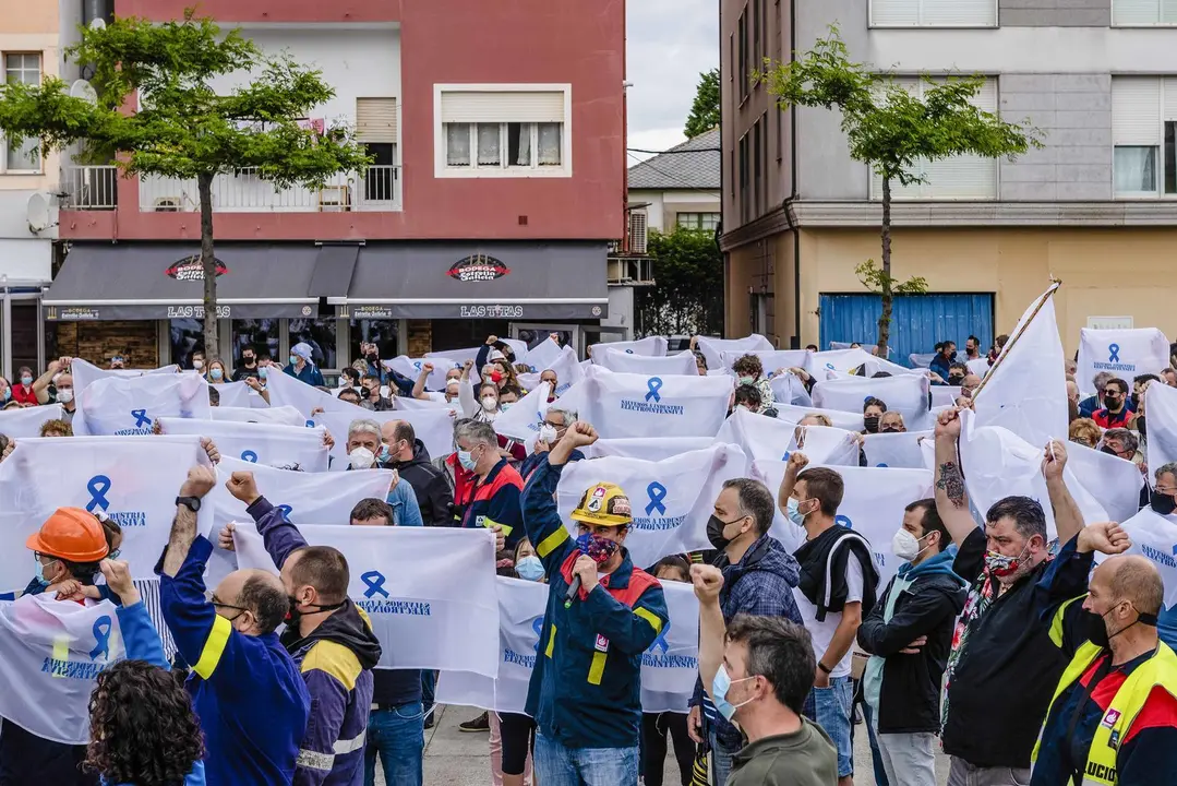 San Cibrao, Lugo. Manifestaci&oacute;n de los trabajadores de Alcoa para empujar al Gobierno a que compre la factoria de aluminio de A Mari&ntilde;a por medio de la SEPI. En la imagen, aspecto general de la protesta en la ma&ntilde;ana del domingo 20 de junio