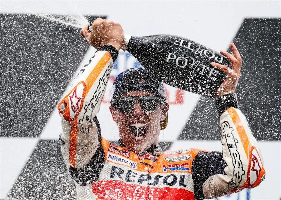 El piloto espa&ntilde;ol de MotoGP Marc M&aacute;rquez, del equipo Repsol Honda, celebra en el podio tras ganar el Gran Premio de Alemania de Motociclismo en el circuito de carreras de Sachsenring, en Hohenstein-Ernstthal (Alemania), el 20 de junio de 2021. (Motociclismo, Ciclismo, Alemania) EFE/EPA/FILIP SINGER