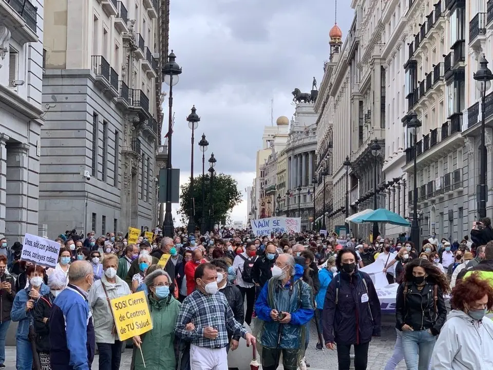 Pancarta de la manifestaci&oacute;n organizada por la Marea Blanca este domingo en el centro de Madrid para denuciar el cierre de 41 centros de salud