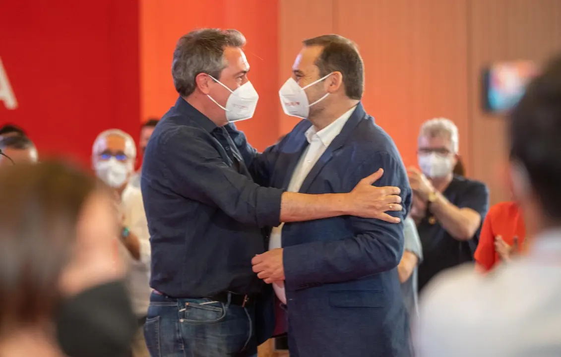 El secretario de Organizaci&oacute;n del PSOE y ministro de Transporte, Movilidad y Agenda Urbana, Jos&eacute; Luis &Aacute;balos, y el candidato del PSOE-A a la presidencia de la Junta de Andaluc&iacute;a y alcalde de Sevilla, Juan Espadas, en un acto en Sevilla
