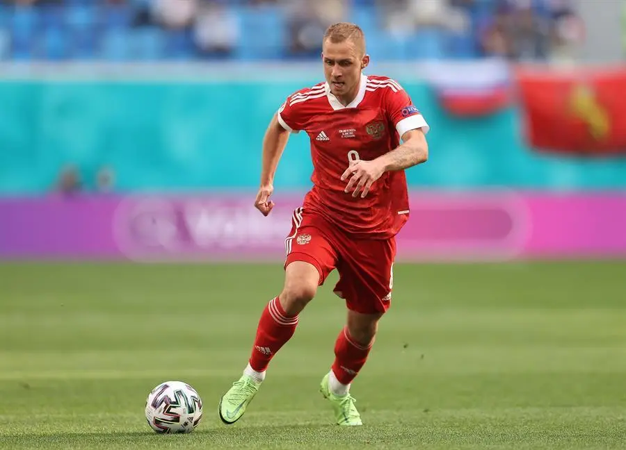 Dmitri Barinov, de Rusia, en acci&oacute;n durante el partido de f&uacute;tbol de la ronda preliminar del grupo B de la Eurocopa 2020 entre Finlandia y Rusia en San Petersburgo, Rusia, el 16 de junio de 2021. (Finlandia, Rusia) EFE/EPA/Lars Baron