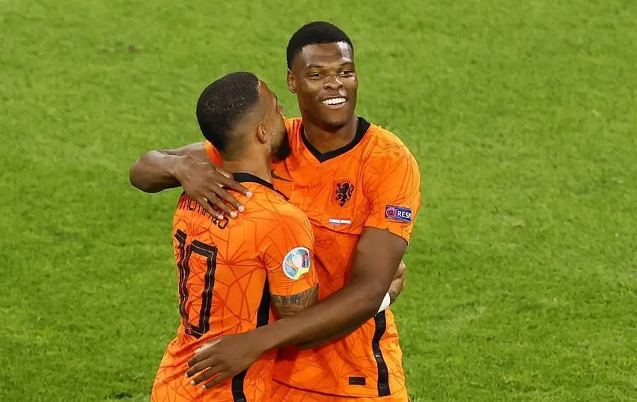 Denzel Dumfries (d) de Holanda celebra con su compa&ntilde;ero de equipo Memphis Depay(i) tras marcar el 2-0 durante el partido de f&uacute;tbol de la ronda preliminar del grupo C de la Eurocopa 2020 entre Holanda y Austria en &Aacute;msterdam, Holanda, el 17 de junio de 2021. (Pa&iacute;ses Bajos; Holanda) EFE/EPA/Koen van Weel