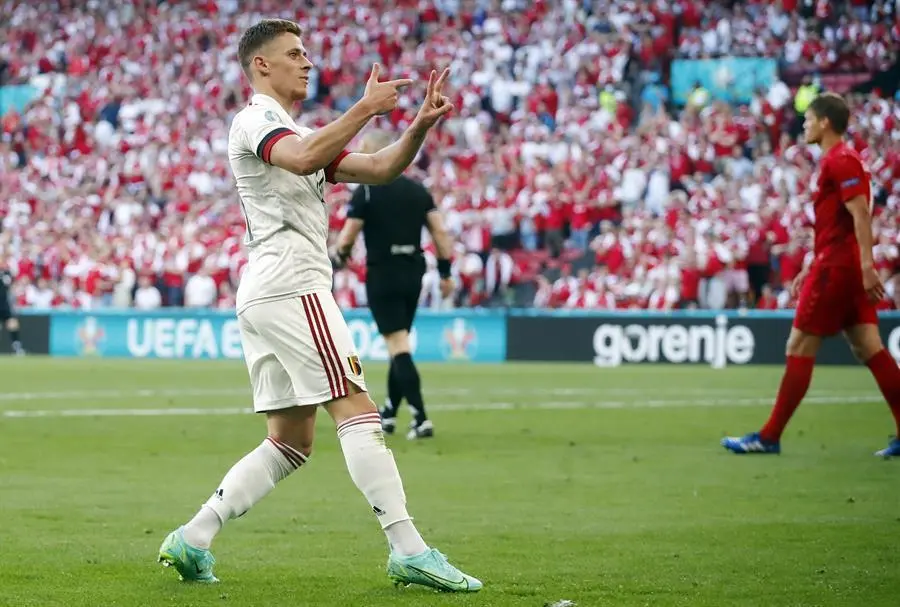 Thorgan Hazard, de B&eacute;lgica, celebra tras marcar el gol del 1-1 durante el partido de f&uacute;tbol de la ronda preliminar del grupo B de la Eurocopa 2020 entre Dinamarca y B&eacute;lgica en Copenhague, Dinamarca, el 17 de junio de 2021. (B&eacute;lgica, Dinamarca, Copenhague) EFE/EPA/Wolfgang Rattay